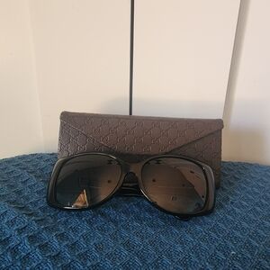 Gucci sunglass black lens EUC